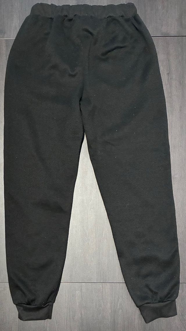 chandal completo negro con detalles rojos