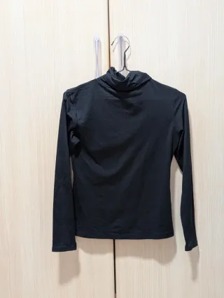 Camiseta cuello alto negra manga larga