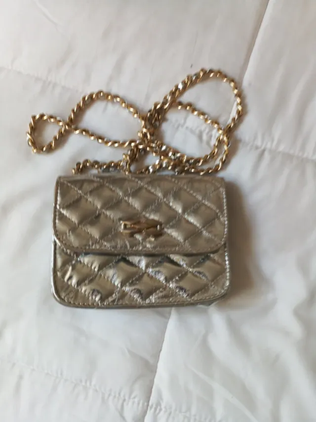 Bolso dorado con cadena
