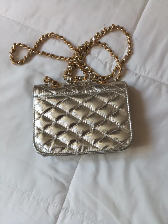 Bolso dorado con cadena