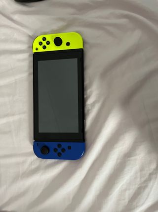 Nintendo Switch Azul y Amarillo negociable
