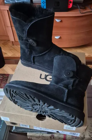 Botas UGG Negras con Botón