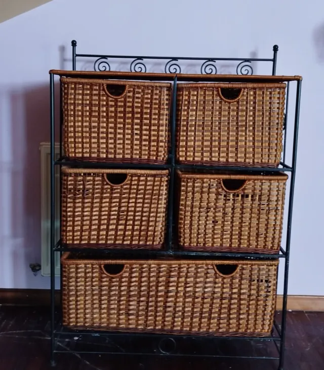 Mueble cajonera de hierro y mimbre