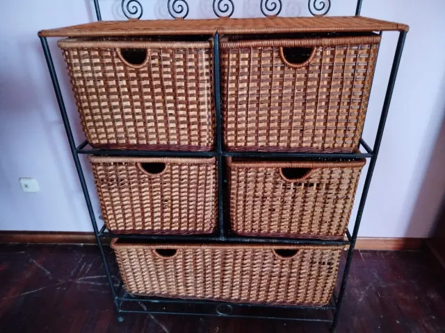 Mueble cajonera de hierro y mimbre