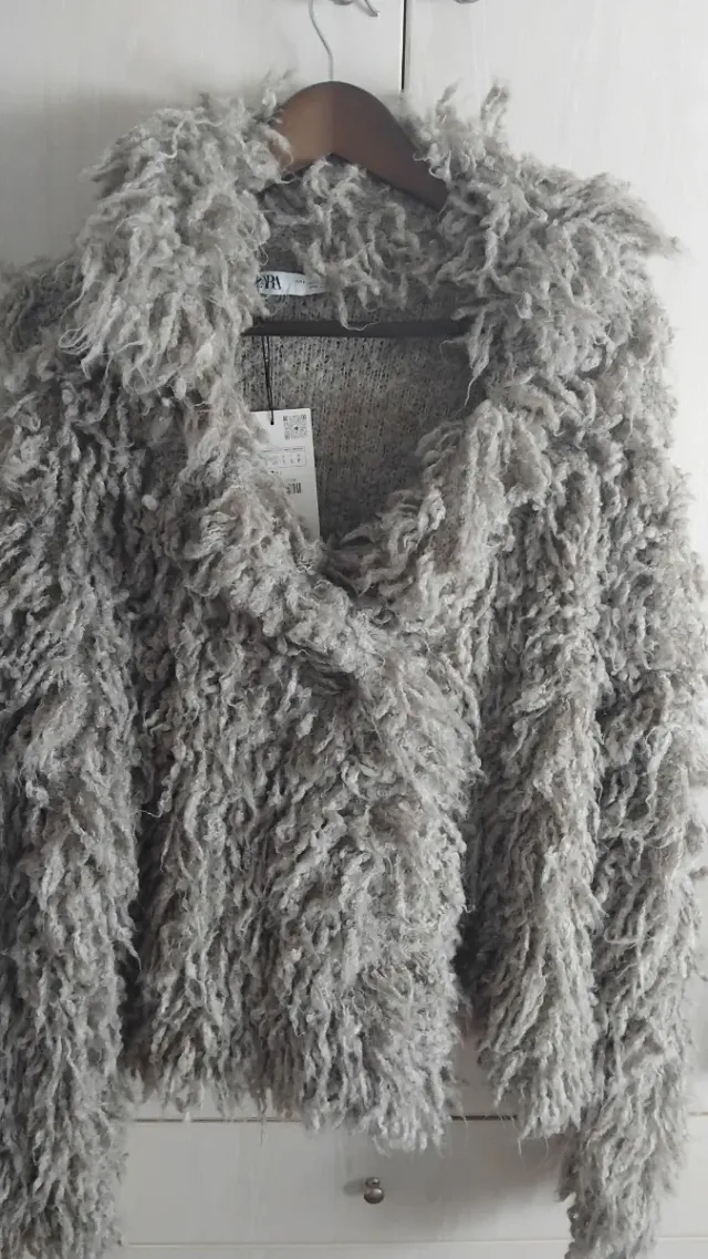 Chaqueta Zara beige con etiqueta