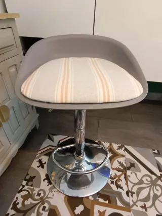 Coppia di sgabelli per la casa