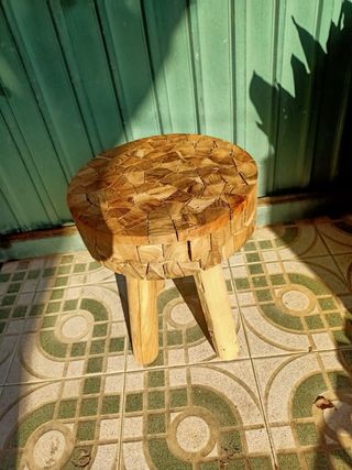 Taburete de madera rústico