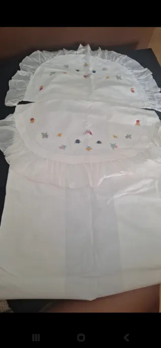 Juego Sábanas y Funda Capazo Bebé bordada a mano.