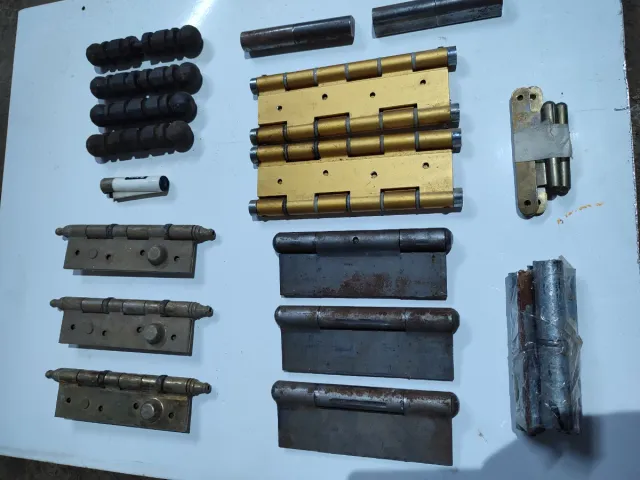 Bisagras de metal y doradas