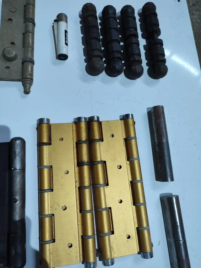 Bisagras de metal y doradas