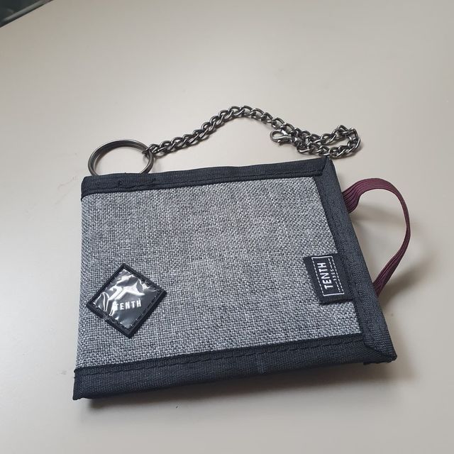 Cartera Tenth con cadena – gris y negro