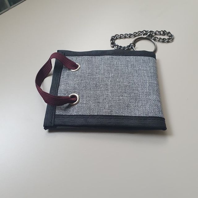 Cartera Tenth con cadena – gris y negro