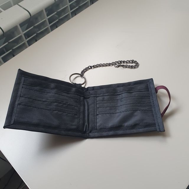 Cartera Tenth con cadena – gris y negro