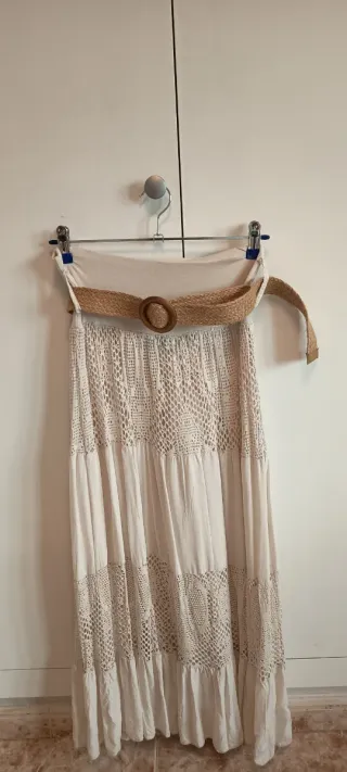 Falda larga beige con cinturón de esparto