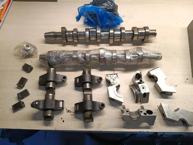 Árbol de levas, balancines y taqués