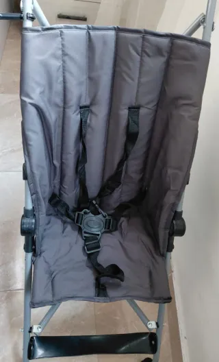 Sillita de paseo gris con arnés