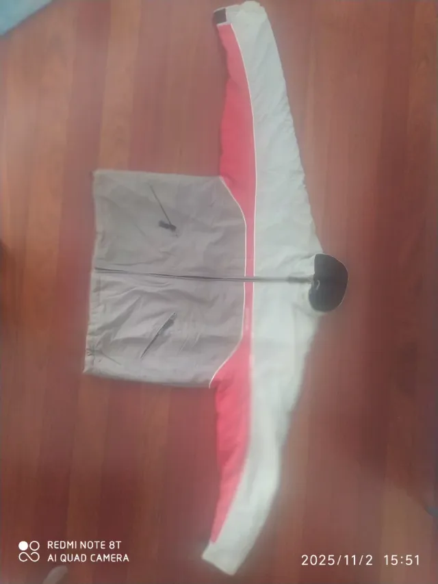 Chaqueta de esquí beige y roja