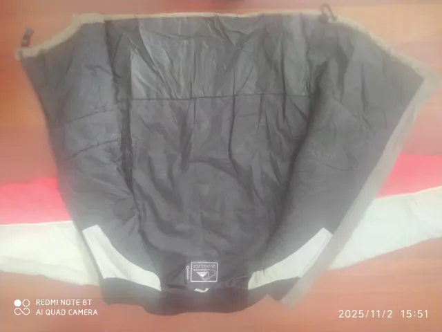 Chaqueta de esquí beige y roja