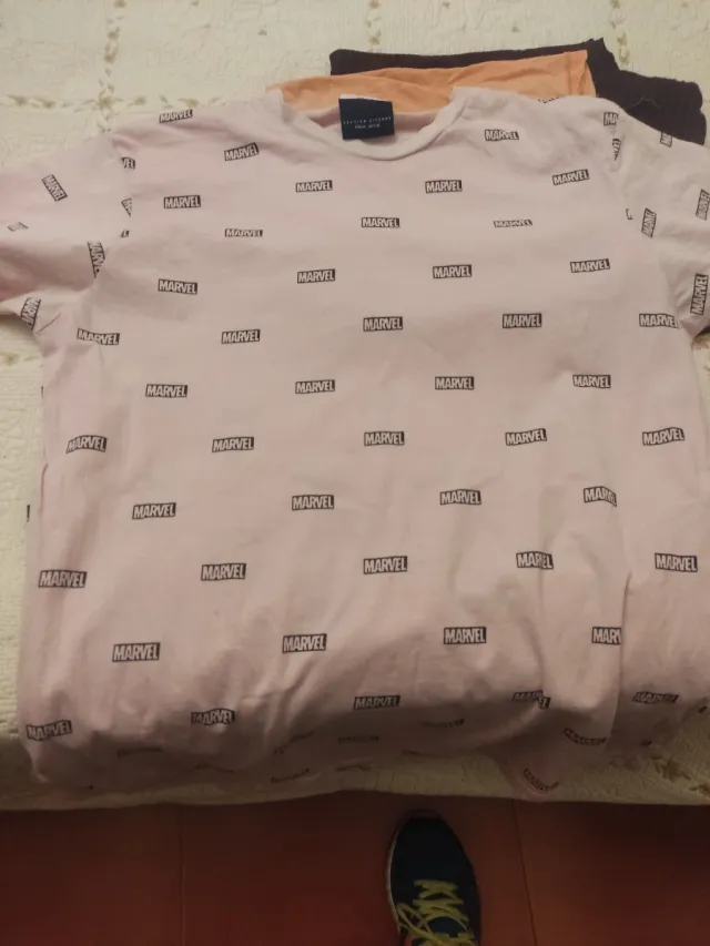 Camiseta Marvel rosa