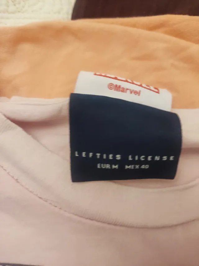 Camiseta Marvel rosa