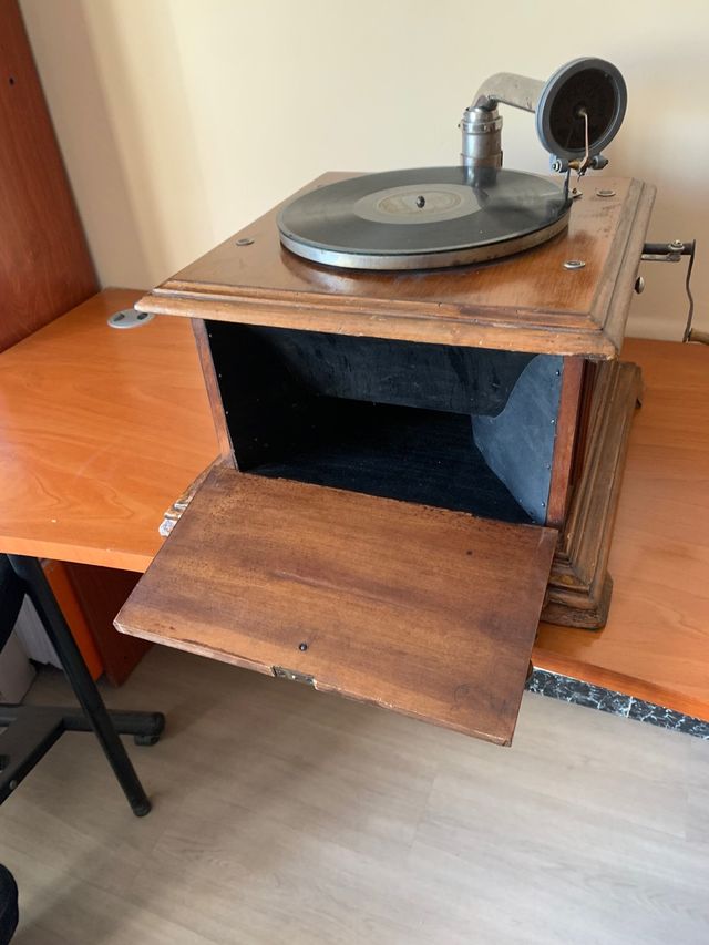 Gramófono con caja de resonancia