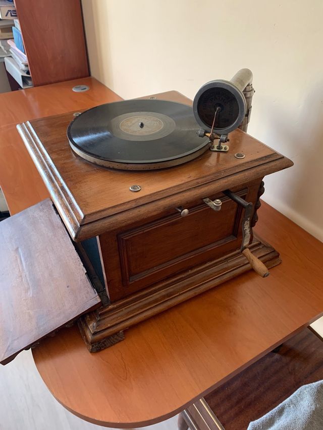 Gramófono con caja de resonancia