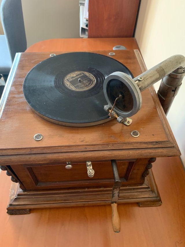 Gramófono con caja de resonancia