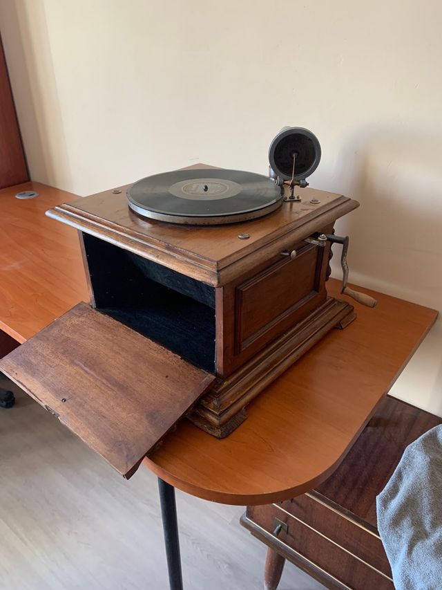 Gramófono con caja de resonancia