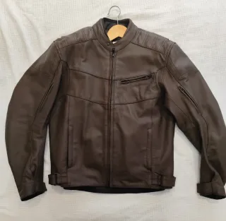 Chaqueta de cuero marrón para moto