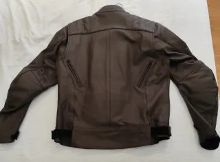 Chaqueta de cuero marrón para moto