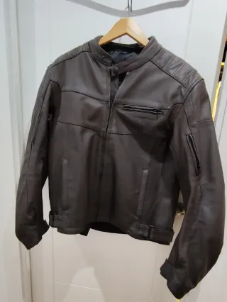 Chaqueta de cuero marrón para moto