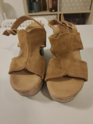 Sandalias cuña ante beige