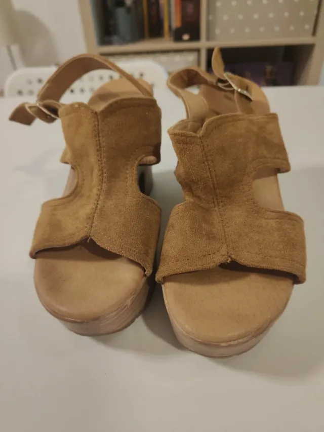 Sandalias cuña ante beige
