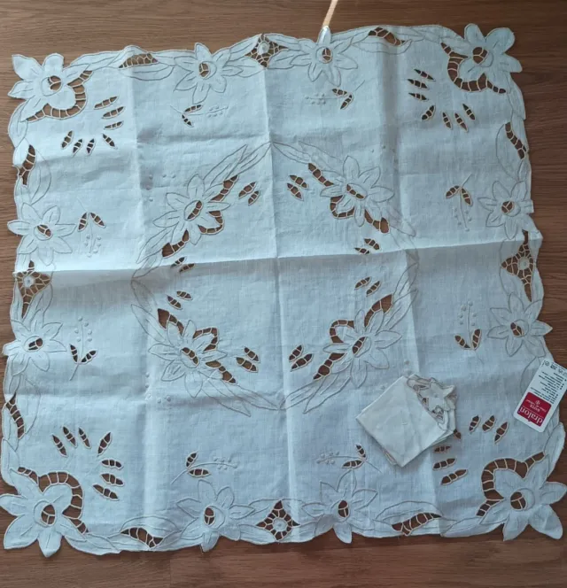 Mantel de hilo bordado floral