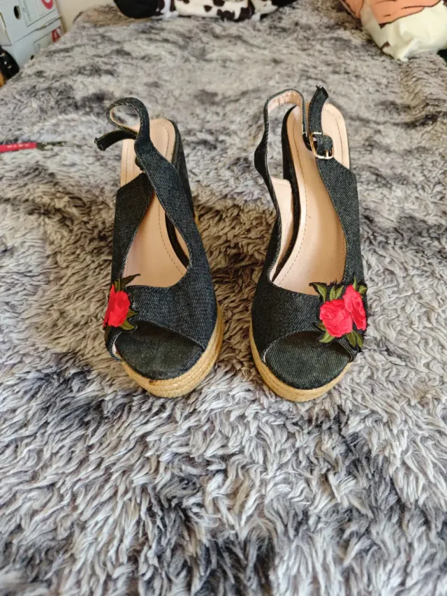 Cuñas vaqueras con flores rojas