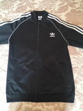 Chaqueta marca Adidas en colores negro y blanco.