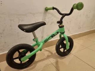 Bicicleta de equilibrio verde