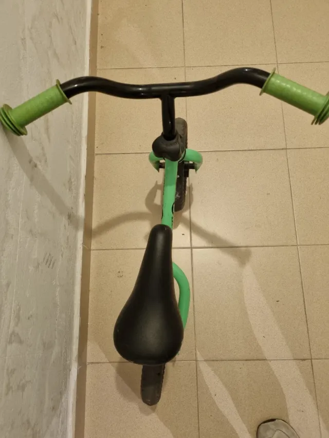 Bicicleta de equilibrio verde