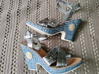 Sandalias Diesel plateadas y marrones