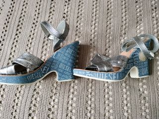 Sandalias Diesel plateadas y marrones