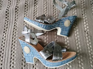 Sandalias Diesel plateadas y marrones