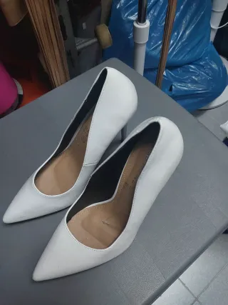 Zapatos de tacón blancos