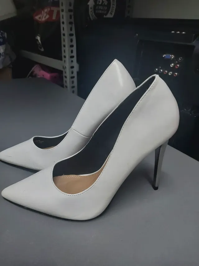 Zapatos de tacón blancos