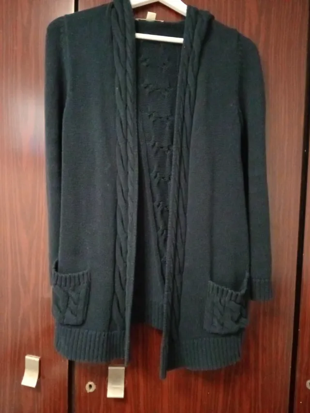 Chaqueta negra con capucha y trenzas