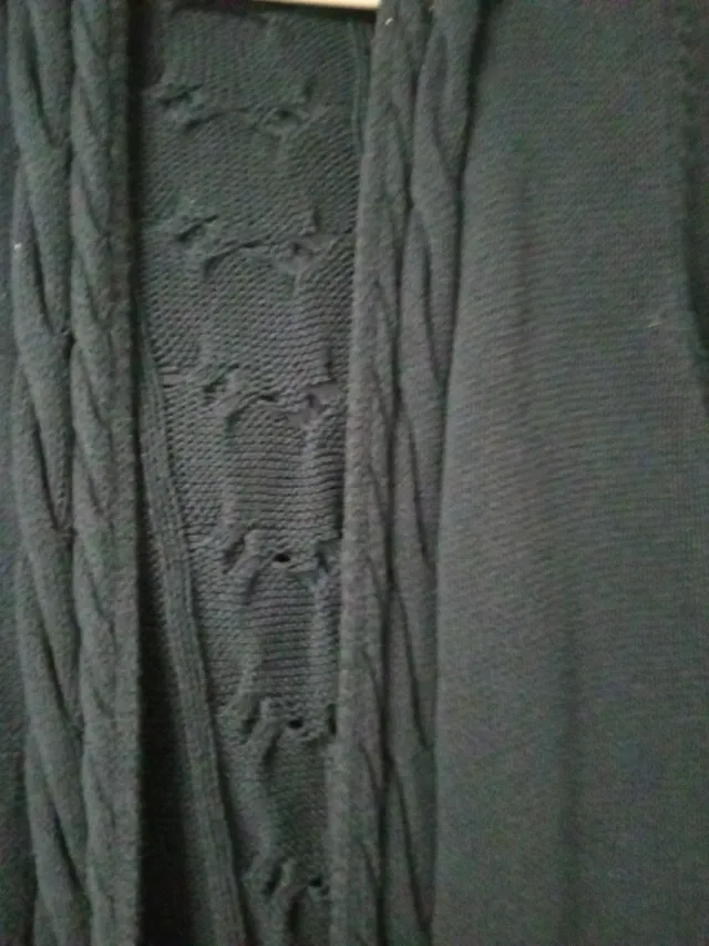 Chaqueta negra con capucha y trenzas