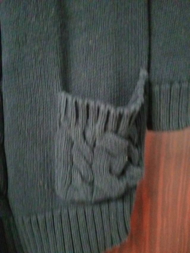 Chaqueta negra con capucha y trenzas