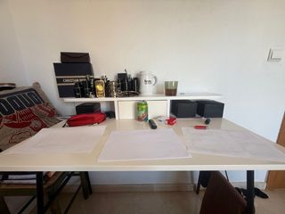 Escritorio de oficina blanco y negro