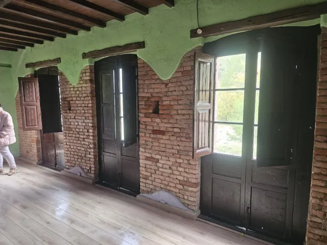 Casa grande 2 plantas con 2 aseos ,1 baño