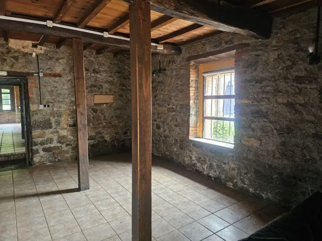 Casa grande 2 plantas con 2 aseos ,1 baño