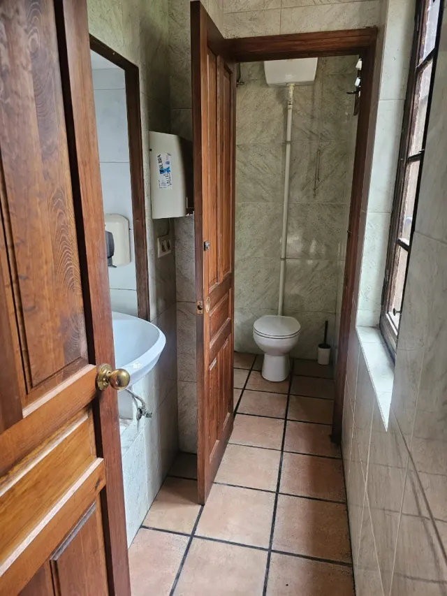 Casa grande 2 plantas con 2 aseos ,1 baño